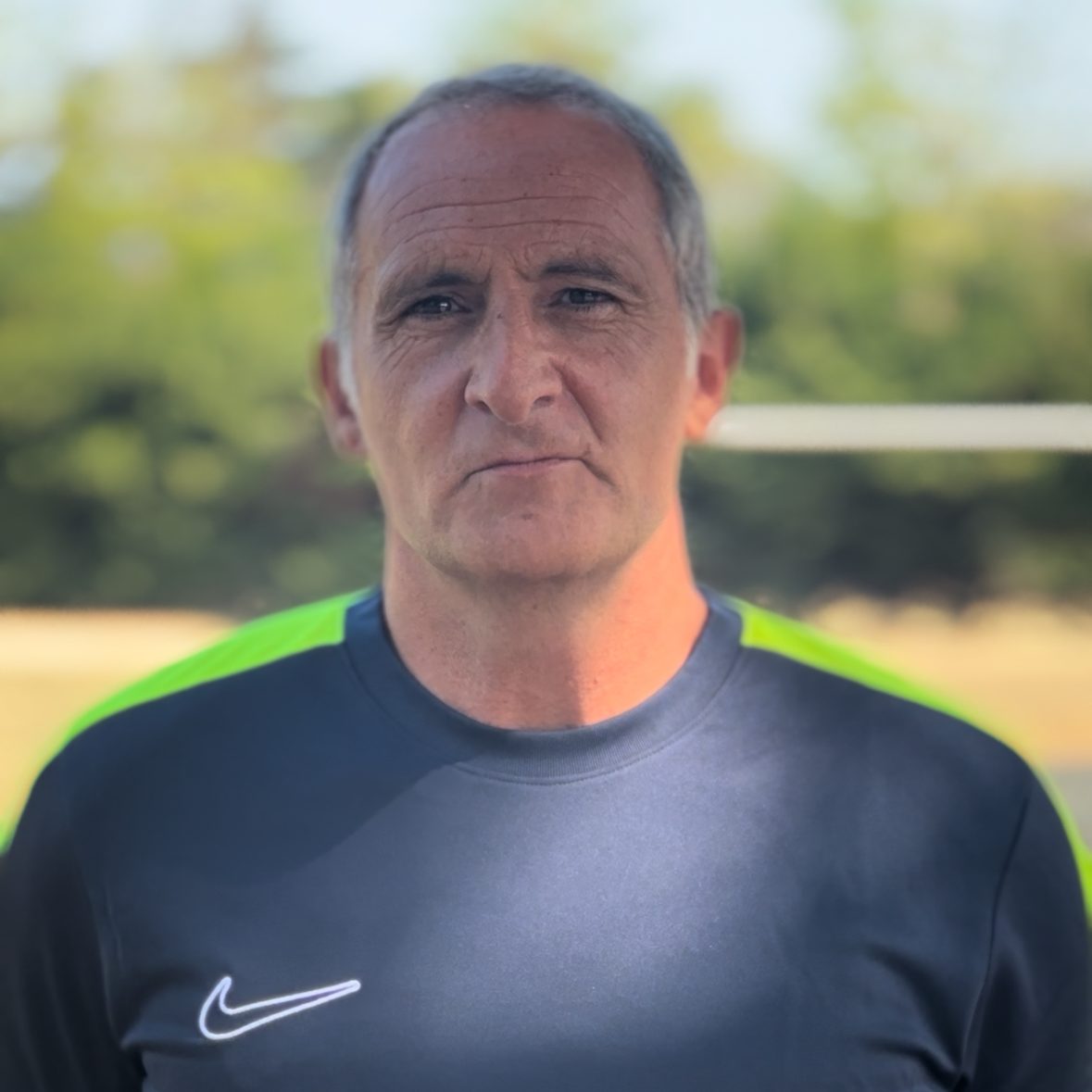En français. Un homme - Portrait Portrait de John Toshack, ancien joueur international de football gallois.
